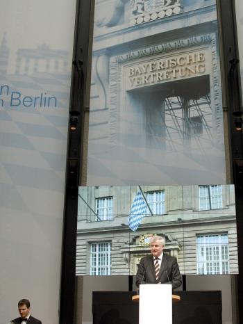 Der CSU-Vorsitzende Franz Josef Strauß meldet sich während der zweiten Lesung des Bundeshaushalt1966 im Deutschen Bundestag in Bonn zu Wort. | Bild: picture-alliance/dpa