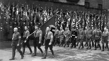 Marsch zur Erinnerung an den vor 15 Jahren gescheiterten Hitler-Putsch am 9. November 1938 durch München. | Bild: picture-alliance/dpa