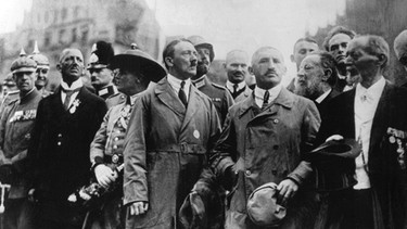 Adolf Hitler (M) und Julius Streicher (r) auf dem "Deutschen Tag" am 2. September 1923 in Nürnberg während des Vorbeimarsches von 6000 uniformierten Nationalsozialisten.  | Bild: picture-alliance/dpa