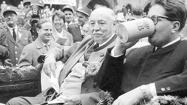 Thomas Wimmer (l.) beim Trachtenumzug zum Oktoberfest am 25.09.1960, Oberbürgermeister von München, Hans-Jochen Vogel (r.) | Bild: picture-alliance/dpa