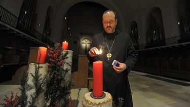 Abt Michael Reepen entzündet eine Adventskerze in der Kirche der Abtei Münsterschwarzach bei Würzburg | Bild: picture-alliance/dpa