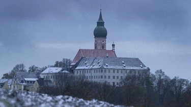 Malerisch mit einer dünnen Schneeschicht bedeckt präsentiert sich in den Morgenstunden das Kloster Andechs auf dem heiligen Berg. | Bild: picture-alliance/dpa