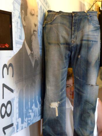 Ein Nachbau der ältesten je gefundenen Jeans (1880) steht am 30.6.2003 neben einem Bild von Levi Strauß im Levis Museum in Buttenheim.  | Bild: picture-alliance/dpa