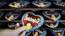 Lebkuchenherzen mit "Oktoberfest"-Schriftzug liegen in der Fabrik zum Auskühlen | Bild: Zuckersucht/Aschheim