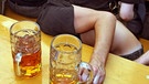 Ein Betrunkener sitzt auf dem Oktoberfest in München zusammengesunken in einem Bierzelt. | Bild: Karl-Josef Hildenbrand/dpa
