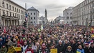 Zwischen 100.000 und 300.000 Leute waren im Januar in München au die Straße gegangen, um gegen rechte Positionen zu demonstrieren. Und jetzt? | Bild: Sachelle Babbar/picture alliance/ZUMAPRESS