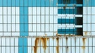 Der Maler Stefan Bircheneder - sein Stil: extremer Realismus, seine Motive: alte Fabrikgebäude und sterbende Industrie  | Bild: Stefan Bircheneder