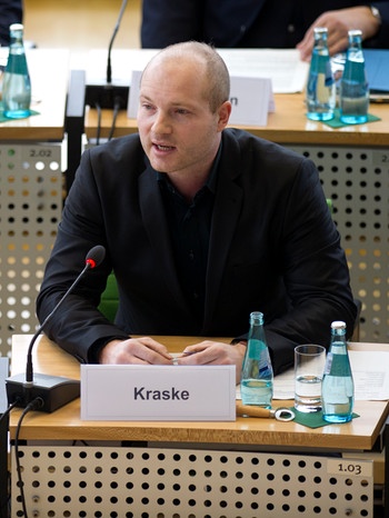 Der freie Journalist Michael Kraske bei einer öffentlichen Anhörung des sächsischen Innenausschusses im Landtag in Dresden (2012) | Bild: Arno Burgi dpa/lsn
