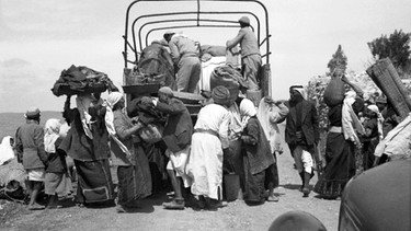 Auf dem schwarz-weiß Foto aus dem Jahr 1948 sieht man Menschen einen Laster mit Koffern beladen. Viele tragen Tücher um den Kopf. Nach dem ersten israel-arabischen Krieg 1948 wurden mehr als 700. 000 Palästinänser vertrieben oder verließen ihre Heimat. Im Arabischem heißt dies "an-Nakbah", Katastrophe | Bild: picture alliance / CPA Media Co. Ltd | -
