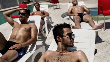 Junge Männer beim Sonnenbaden im Norden von Irak | Bild: Kaveh Rostamkhani
