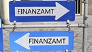 Finanzamt-Schilder  | Bild: picture alliance/chromorange