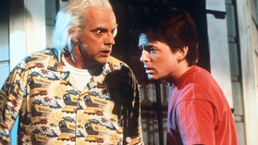 Marty (r) und Dr. Brown (l) in dem Spielberg-Film "Zurück in die Zukunft".  | Bild: picture-alliance/dpa