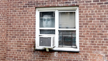 Portrait des Theoretikers Antonio Gramsci, das in New York in ein Fenster eines Ziegelsteinhauses projiziert wird. | Bild: picture-alliance/dpa