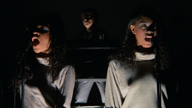 Die Talking Heads in "Stop Making Sense": die zwei Backgroundsängerinnen Ednah Holt und Lynn Mabry | Bild: Jordan Cronenweth. Courtesy of A24