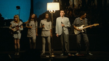 Die Talking Heads in "Stop Making Sense": Tina Weymouth, Ednah Holt, Lynn Mabry, David Byrne, Alex Weir (vl) | Bild: Jordan Cronenweth. Courtesy of A24