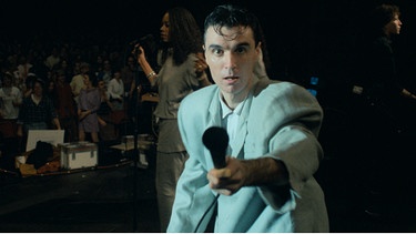 David Byrne von den Talking Heads in "Stop Making Sense" | Bild: Jordan Cronenweth. Courtesy of A24