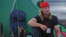 Dirk Rohrbach sitzt vor seinem Zelt am Yukon | Bild: Dirk Rohrbach
