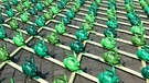 Der Künstler Ottmar Hörl sitzt am Freitag (01.08.03) zwischen grünen Plastikhasen auf dem Nürnberger Hauptmarkt. Seine Installation zeigt eine Adaption der Dürer-Hasen mit dem Titel "Das große Hasenstück" in Anlehnung an das Werk Albrecht Dürers "Das große Rasenstück" von 1503. Die 2500 qm große Installation der 7000 Kunststoff-Hasen wird vom 2. August bis 17. August 2003 gezeigt und danach einzeln verkauft.  | Bild: picture-alliance/dpa