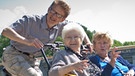 Gutes Beispiel: Rikschafahrer fährt ältere Leute spazieren | Bild: Wolf Lux