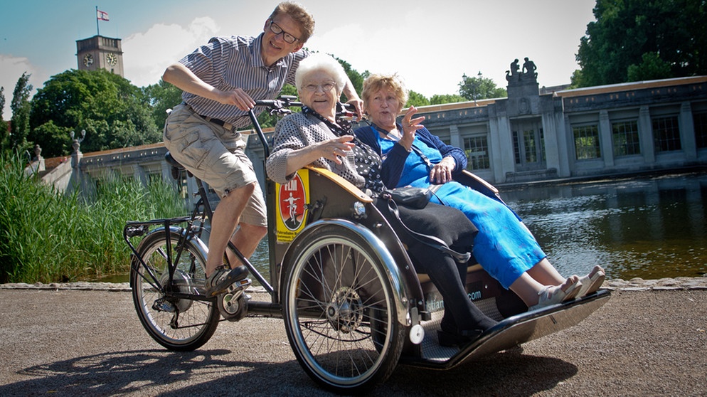 Gutes Beispiel: Rikschafahrer fährt ältere Leute spazieren | Bild: Wolf Lux