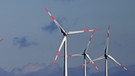 Windkraftanlage in Bayern - auf diesem Foto bei Hirschberg (Fränkische Alb) | Bild: picture alliance / SvenSimon | Frank Hoermann