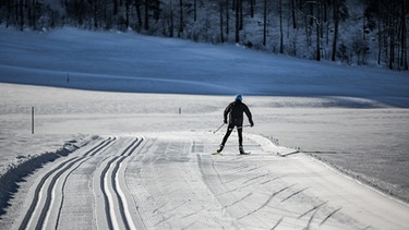 Ein Langläufer auf seinen Skiern.
| Bild: BR/Fabian Stoffers