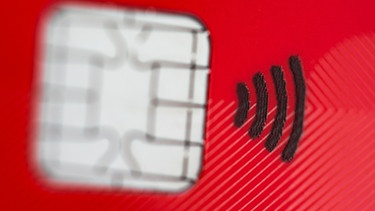 Symbol für kontaktloses Bezahlen auf einer EC-Karte | Bild: picture alliance / dpa | Rolf Vennenbernd