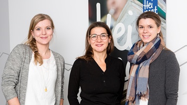 Die Backschwestern Elisabeth Ostheimer (rechts) und Monika Kreisel (links) mit Moderatorin Hermine Kaiser. | Bild: BR