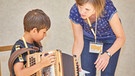 Volksmusik macht Schule: Es gibt hochwertige Instrumente passend für Kinderhände ...  | Bild: Marcel Peda