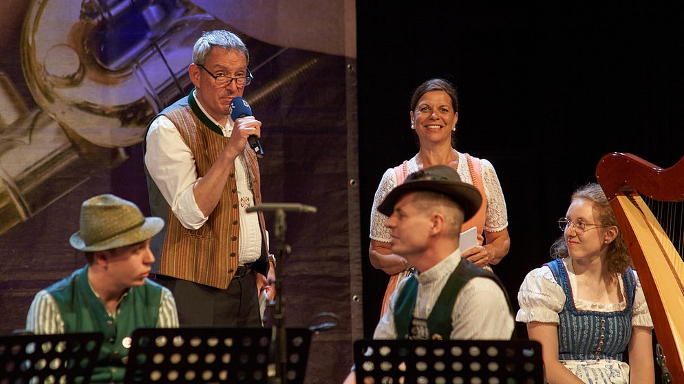 BR Heimat-Moderator Stefan Semoff und seine Kollegin Traudi Siferlinger begrüßen die Musikanten | Bild: BR/Thomas Merk
