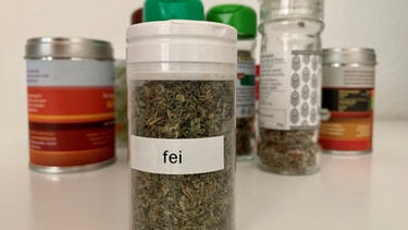 Ein Gewürzbehälter mit der Aufschrift "fei" | Bild: BR-Christian Schiele