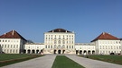 Schlosspark Nymphenburg: Die Fassade von Schloss Nymphenburg umarmt die Besucher regelrecht und ist mit 632 Metern die längste Fassade in Europa! | Bild: BR/Petra Martin