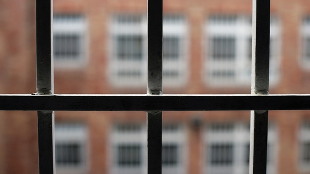Symbolbild: Gitterstäbe in einem Gefängnis | Bild: dpa/Arno Burgi