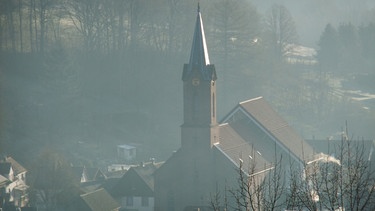 Katholische Pfarrkirche St. Johannes Nepomuk in Weibersbrunn | Bild: Oskar Amrhein
