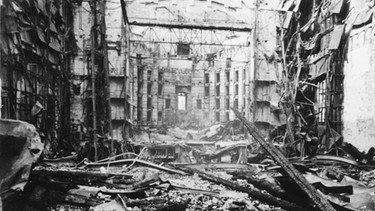 Das historische undatierte Foto zeigt das im Zweiten Weltkrieg zerstörte Nationaltheater in München  | Bild: Bayerische Staatsoper / dpa