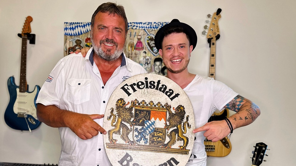 Max Weidner und sein Opa mit Bayern-Tafel | Bild: Max Weidner