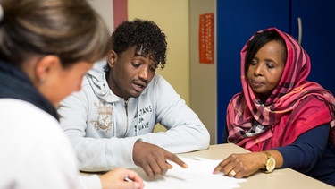 zwei junge Asylbewerber lernen Deutsch | Bild: © Rummelsberger Diakonie