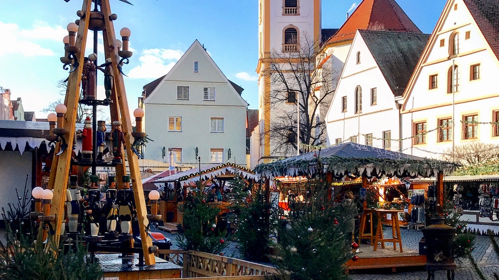 Weihnachtsmarkt in Weiden – Max Weidner, der Schlagerbua, und sei Opa lieben Weihnachtsmärkte. Besonders auch den in Weiden. | Bild: Max Weidner