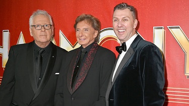 Bruce Sussman, Barry Manilow & Warren Carlyle attend the "Harmony" Broadway opening night at The Ethel Barrymore Theatre in New York, New York, USA on November 13, 2023 | Bild: picture-alliance