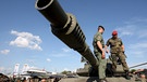KFOR-Soldaten auf einem Panzer im Kosovo | Bild: picture-alliance/dpa