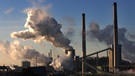 Symbolbild Klimaziele in der EU bis 2030: Rauchende Schlote eines Stahlkraftwerks | Bild: picture-alliance/dpa