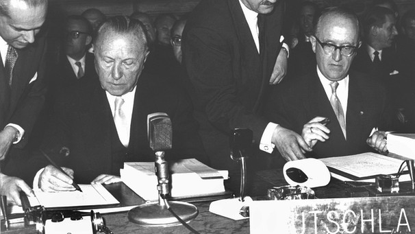 Bundeskanzler Konrad Adenauer bei der Unterzeichnung der Römischen Verträge. Kurz darauf nimmt die EWG die Arbeit an einer gemeinsamen Agrarpolitik auf. | Bild: picture-alliance/dpa