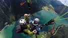 Fitnessmagazin-Autorin Heike Otto beim Gleitschirmfliegen am Achensee mit Ferdinand Vogel und Toni Bender  | Bild: BR