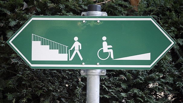 Sybmbolbild: Ein Wegweiser für Rollstuhlfahrer | Bild: picture-alliance/dpa