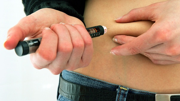Frau spritzt sich Insulin in Bauchfalte | Bild: picture-alliance/dpa