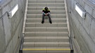 Einsamer Junge sitzt auf einer Treppe am Hauptbahnhof | Bild: picture-alliance/dpa