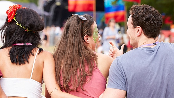 Symbolbild: Jugendliche umarmen sich auf einem Festival | Bild: Colourbox