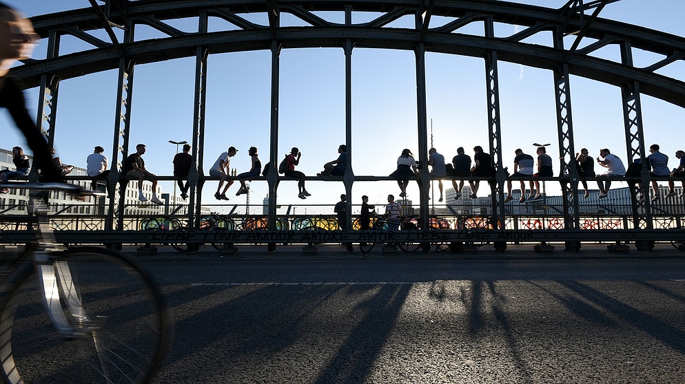 Jugendliche auf der Hackerbrücke in München | Bild: picture alliance / SZ Photo | Robert Haas