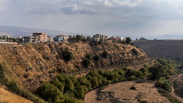 Ansicht des Dorfs Ghajar mit umgebendem Grenzzaun im Dreiländereck zwischen Israel, dem Libanon und Syrien. Aufnahmedatum: Oktober 2022 | Bild: picture alliance / ASSOCIATED PRESS | Tsafrir Abayov