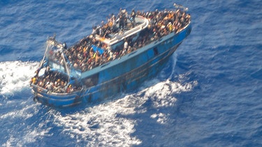 Griechenland, Ägäisches Meer: Dieses undatierte, von der griechischen Küstenwache am 14.06.2023 zur Verfügung gestellte Bild zeigt zahlreiche Menschen, auf dem Deck eines Fischerboots, das später vor Südgriechenland kenterte und sank.  | Bild: dpa-Bildfunk/Uncredited